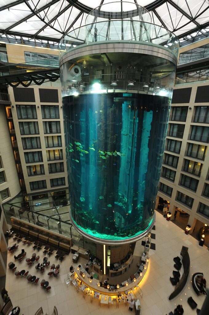 L'AquaDom à Berlin en Allemagne était (avant sa destruction en 2022) un des plus bel aquarium au monde